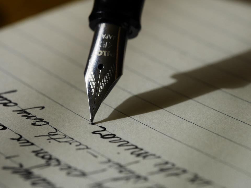 Scrittura a penna su un foglio